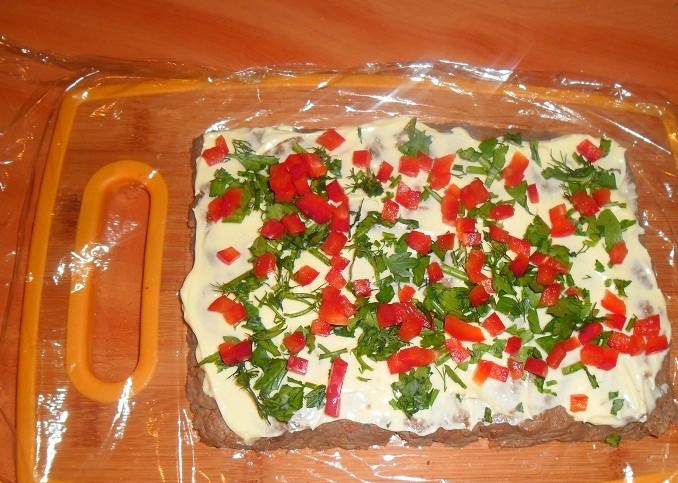 1. Этап. Паштет из куриной печени с овощами: В качестве третьего слоя выкладываю порубленную зелень (я предпочитаю петрушку) и мелко нарезанный болгарский перец (но, по моему мнению, лучше все-таки брать помидорку - она нежнее и мягче). Все это можно слегка поперчить на свое усмотрение.