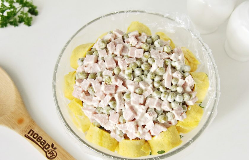 1. Этап. Салат Шарлотка: Затем распределите всю мясную начинку и так же хорошо утрамбуйте ее при помощи ложки.