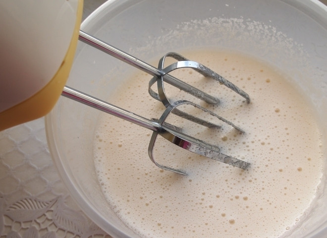 1. Этап. Яблочный пирог с творогом и цукатами: 1. В чашу миксера вбиваю яйца и добавляю сахарный песок, взбиваю миксером на низкой скорости.