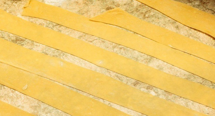 1. Этап. Хворост татарский: Раскатываем тесто большим тонким пластом. Режем полосками, толщиной 5 см, а длинной 12-15 см.