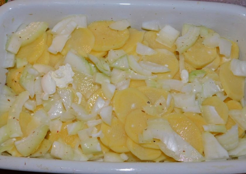 1. Этап. Картофельная запеканка с луком в сливках: Выложите второй слой картофеля и лука. Залейте все сливками с бульоном. Посолите по вкусу.