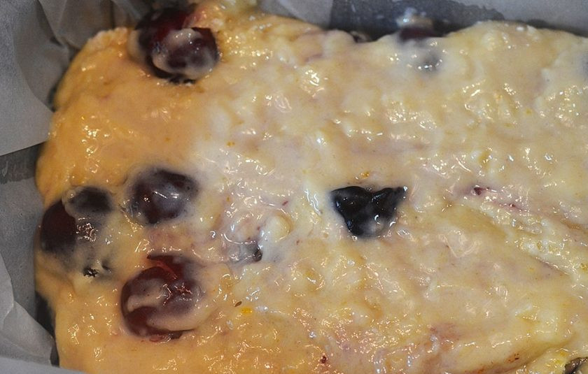 1. Этап. Кекс с черешней: 5. Жаропрочную форму смажьте маслом, вылейте в нее тесто.