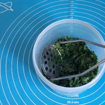 1. Этап. ЗакускаЗапеченные перцы: Петрушку нарезать мелко, добавить сахар и подавить толкушкой или ложкой.