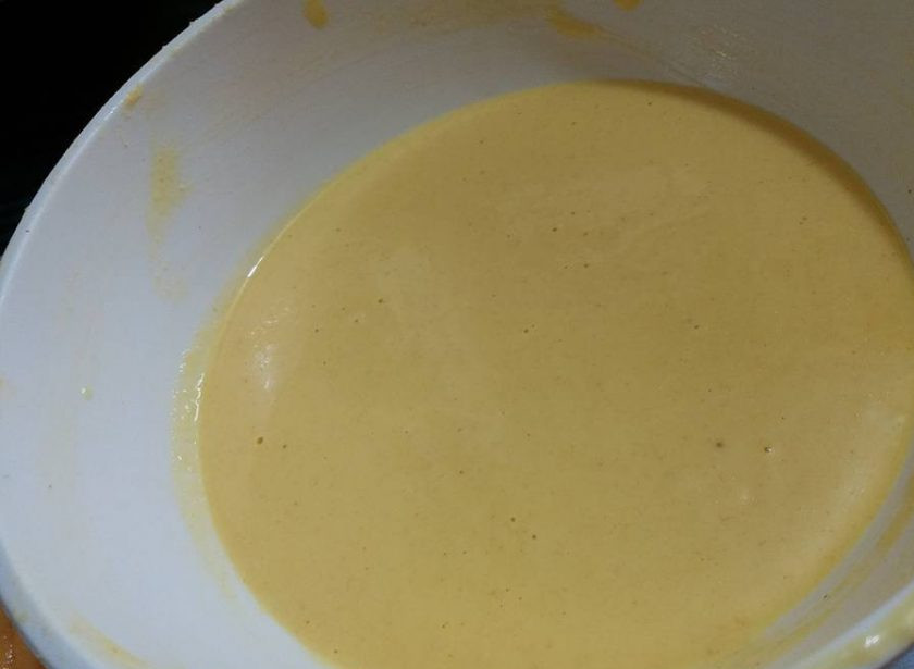 1. Этап. Филе бананов в кляре: 3. Залейте смесь сухих ингредиентов небольшим количеством воды до получения плотного жидкого кляра.