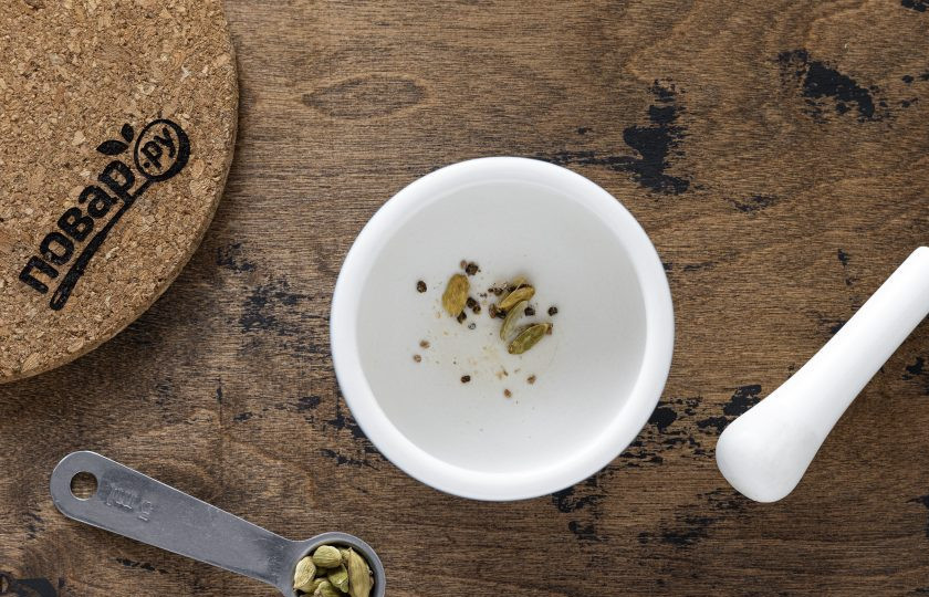 1. Этап. Кофе с кардамоном: Кардамон раздавите в ступке или ножом.