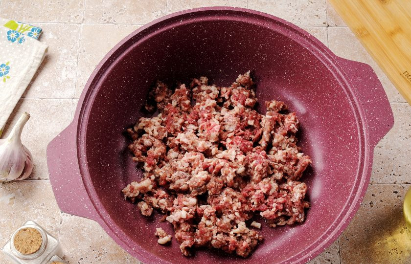 1. Этап. Картофель с фаршем и рисом: Для приготовления возьмите казан или любую глубокую сковороду с толстым дном. Налейте масло, разогрейте и выложите фарш.