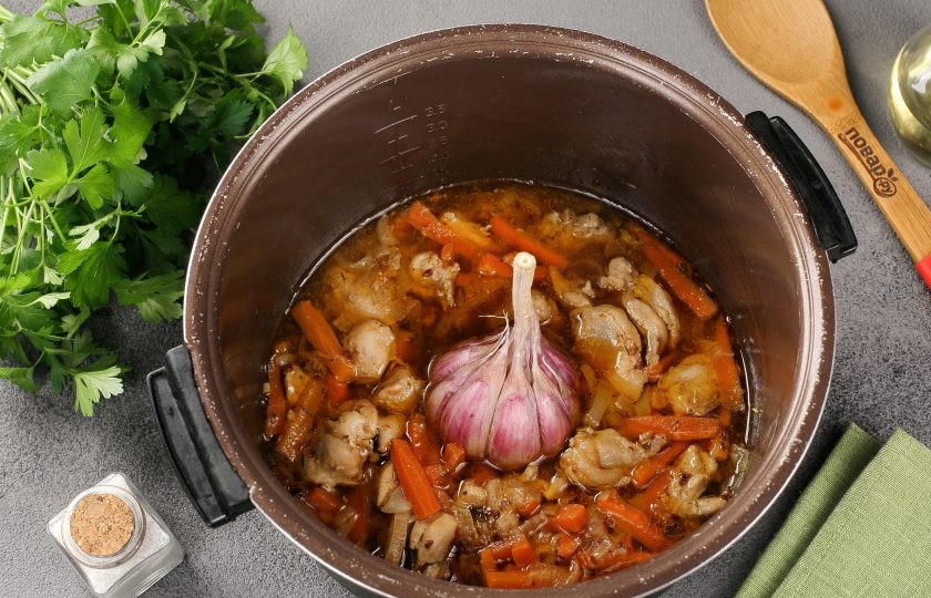 Плов из булгура с курицей в мультиварке 1. Этап. Плов из булгура с курицей в мультиварке: Затем добавьте очищенную от верхней шелухи головку чеснока.