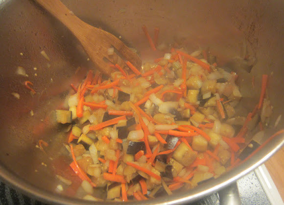 1. Этап. Лагман с баклажанами: Обжаренное мясо удалите из казана, положите в казан овощи и жарьте 7-8 минут.