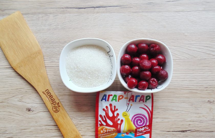 1. Этап. Конфитюр из вишни с агар-агаром: Возьмите ингредиенты для приготовления конфитюра с агар-агаром.