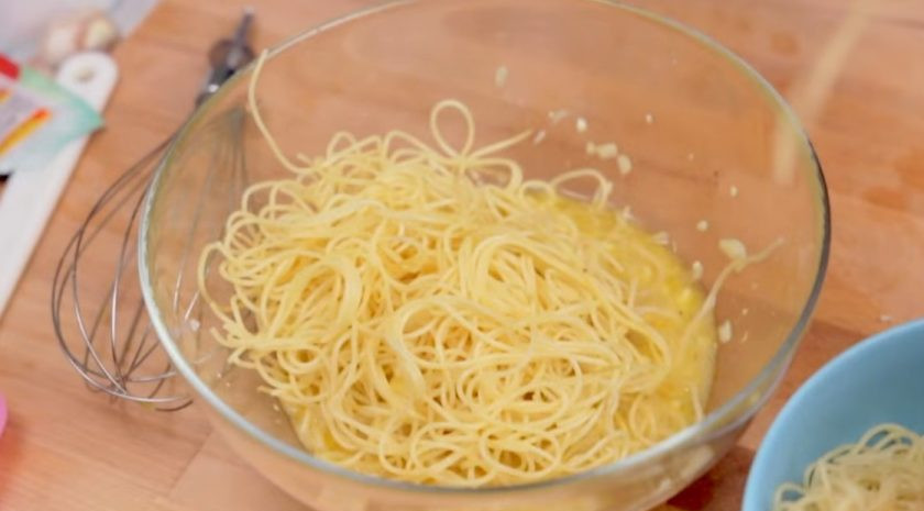 1. Этап. Чипсы из спагетти: 2. Далее готовые спагетти опустите в яичную смесь и хорошо перемешайте, чтобы все спагетти покрылись яичной смесью.