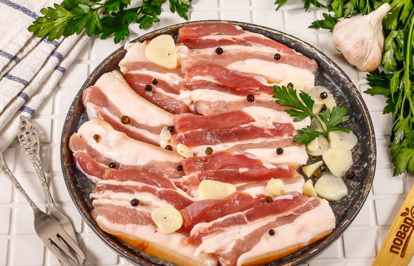 1. Этап. Пузанина в рассоле с чесноком: Нарежьте соленый подчеревок тонкими слайсами и выложите на тарелку, подайте к столу охлажденным.