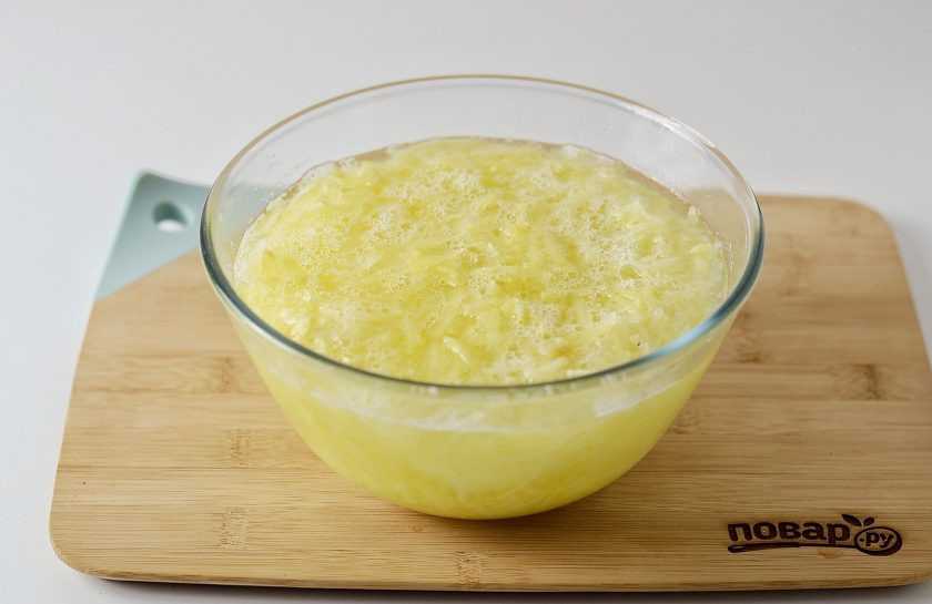 1. Этап. Запеканка с грибами: Залейте горячей водой и оставьте на 10 минут. Слейте воду, откиньте картофель на сито.