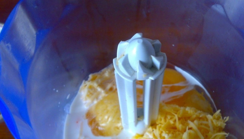 1. Этап. Пирог с курицей и грибами: Теперь вам необходимо приготовить заливку для пирога. Для этого в чашу блендера вбейте яйца, налейте сливки и добавьте натертый на крупной терке твердый сыр. Взбейте ингредиенты до однородного состояния.