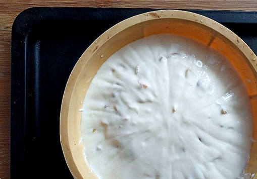 1. Этап. Закусочный пирог с индейкой и капустой: Теперь выкладываем вторую часть теста. Начнём выкладывать с пустых краёв, которые без начинки. Это будут у пирога бортики. Далее распределяем тесто ровным слоем по всей начинке. Греем духовку до Т-180 С, выставив время - 1 час. Пирог очень поднимется минут через 30 и начнёт румяниться. Поднимется до края бортиков формы. Откройте духовку и накройте пирог фольгой. В начинке яблоко, всё-таки она влажная немного, и нам нужно хорошо пирог пропечь и следить за тем, чтобы он не подгорел сверху. Мне хватило времени 1 час на выпечку пирога. Проверила на 