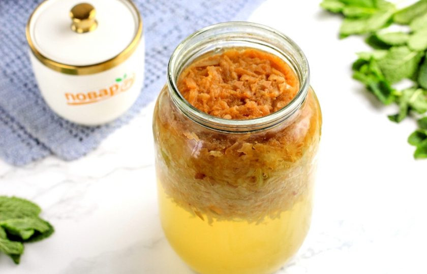 1. Этап. Домашний яблочный уксус: Оставьте при комнатной температуре на 1-2 дня, чтобы начался процесс брожения. Вы поймете, что это произошло по яркому яблочному аромату и пузырькам в яблочной массе. Она, кстати, поднимется наверх, а сок останется снизу в емкости.