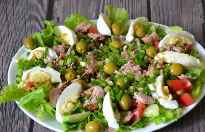 1. Этап. Овощной салат с тунцом: Полейте салатной заправкой салат и подавайте к столу. Вкусный и легкий салат готов! Приятного аппетита!