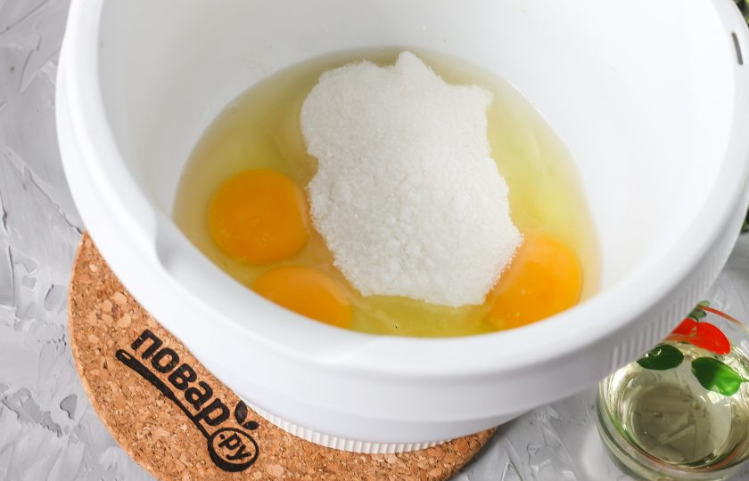 1. Этап. Венские вафли без глютена: Куриные яйца вбейте в глубокую емкость, всыпьте туда же соль и сахарный песок. По желанию можете добавить и ванильный сахар — вафли приобретут яркий аромат. Взбейте всю массу на самой высокой скорости техники примерно 3-4 минуты до увеличения и побеления.