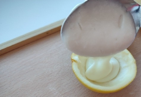 1. Этап. Лимонный крем-десерт: Заполняем наши формы-кожуру. Крем по консистенции, как густая сметана.