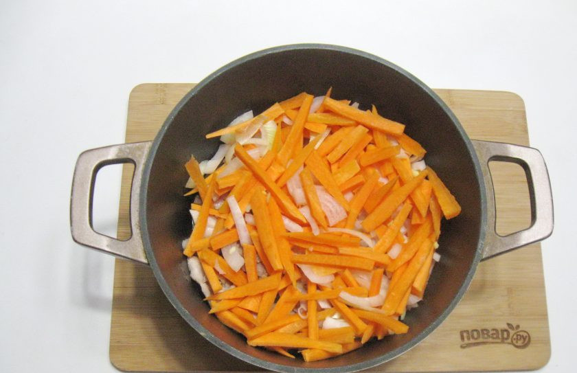 1. Этап. Туркменский плов: Выложите морковь с луком в казан с курицей. Налейте подсолнечное масло. Немного посолите. Я добавила четверть чайной ложки куркумы.