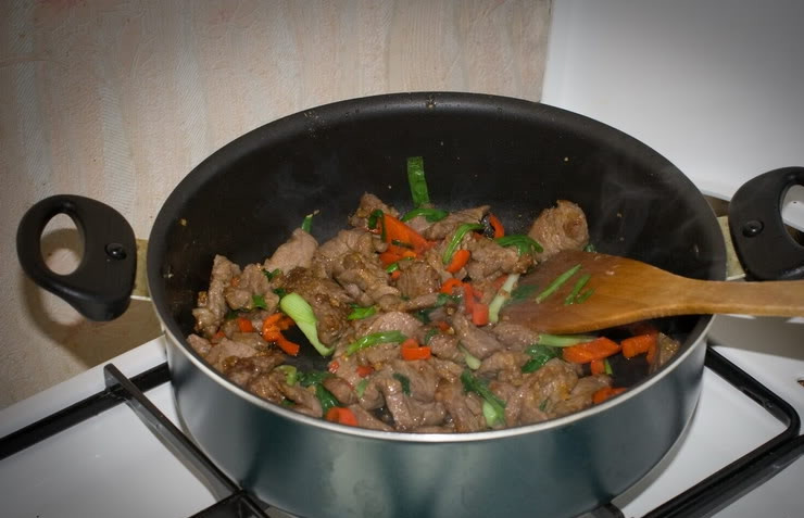 1. Этап. Мясо по-монгольски: Когда мясо готово - добавляем нарезанные лук и перец. Можно прикрыть крышкой и тушить до готовности.