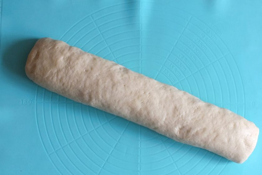 1. Этап. Дрожжевой пирог с яблоками и изюмом: Прикрытую полосу с яблоками выложите на две полосы. Сформуйте рулет.