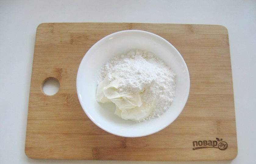 1. Этап. Шоколадный торт с черносливом и орехами: Приготовьте крем для торта. В миску выложите сметану. Добавьте сахарную пудру. Перемешайте и отложите 150 грамм в отдельную посуду.