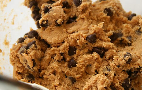 1. Этап. Ванильное печенье с шоколадом: 1. В небольшой миске смешать муку и разрыхлитель. В другой миске взбить миксером размягченное сливочное масло и соль до кремовой консистенции. Добавить сахар и взбивать на средней скорости. Добавить яйца, по одному за раз, взбивая в течение 1 минуты после каждого добавления. Добавить ванильный экстракт. Уменьшить скорость миксера до низкой и добавить муку. Добавить нарезанный на кусочки шоколад (или шоколадные чипсы) и взбивать миксером на низкой скорости, пока шоколад равномерно не распределится по муке.