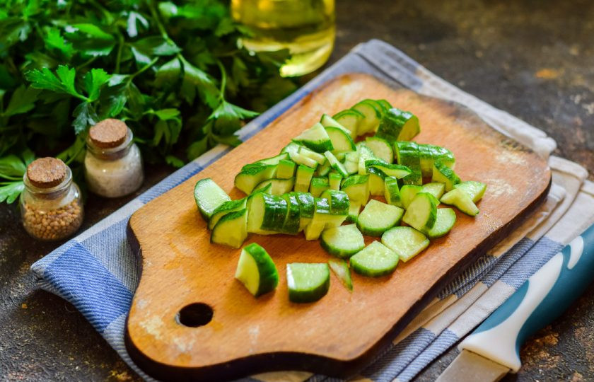 1. Этап. Салат с булгуром и тунцом: Огурцы вымойте и просушите, нарежьте средними по размеру дольками.