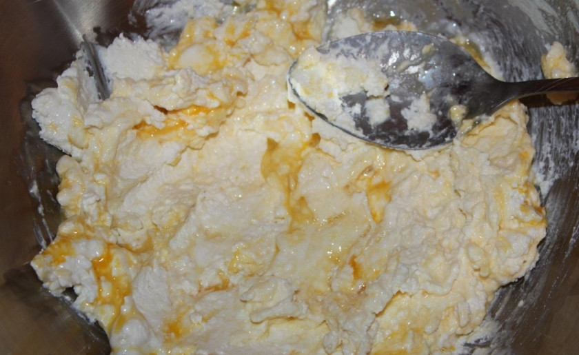 1. Этап. Пончики из творога классические: 2. Тщательно перемешиваю до образования однородной массы. Важно, чтобы творог был без комочков.