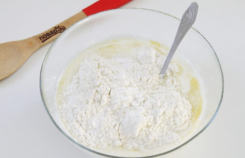 1. Этап. Оладьи из кабачков на кислом молоке: Насыпьте муку и соду.