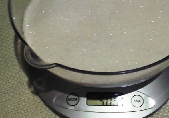 1. Этап. Апельсиновое варенье в хлебопечке: 3. Отмеряем 500 грамм сахара, засыпаем им апельсины в хлебопечке.