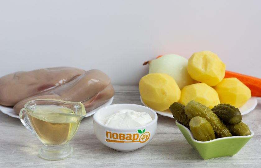 1. Этап. Почки по-русски: Подготовьте все необходимые ингредиенты. Почки требуют дополнительной подготовки, чтобы были мягкими и без запаха. Их нужно помыть, если говяжьи - срезать жир и пленки. Замочите почки в воде на 2 часа. Затем слейте воду и повторите процесс. По истечении времени промойте почки водой с уксусом и поставьте вариться в чистой воде до закипания. Когда вода закипит, слейте. Снова налейте чистую воду и поставьте вариться. В этот раз можно уже варить или слить ещё раз, а варить в третьей воде 30-40 минут.