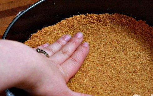 1. Этап. Чизкейк с гуавой: 3. Выложить полученную смесь в подготовленную форму, сбрызнутую маслом. Выпекать при температуре 190 градусов в течение 8 минут, дать остыть на стойке. Снизить температуру духовки до 160 градусов.