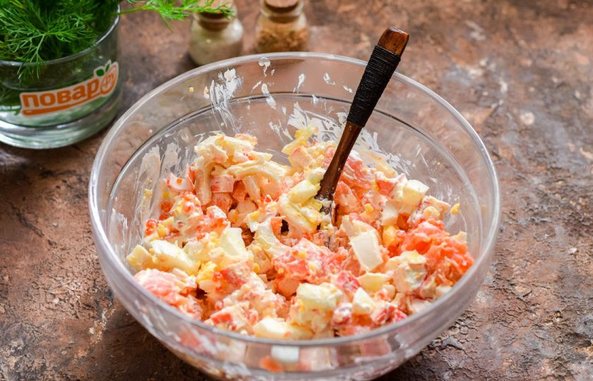 1. Этап. Салат Нептун с красной икрой: Перемешайте все и подавайте салат к столу.