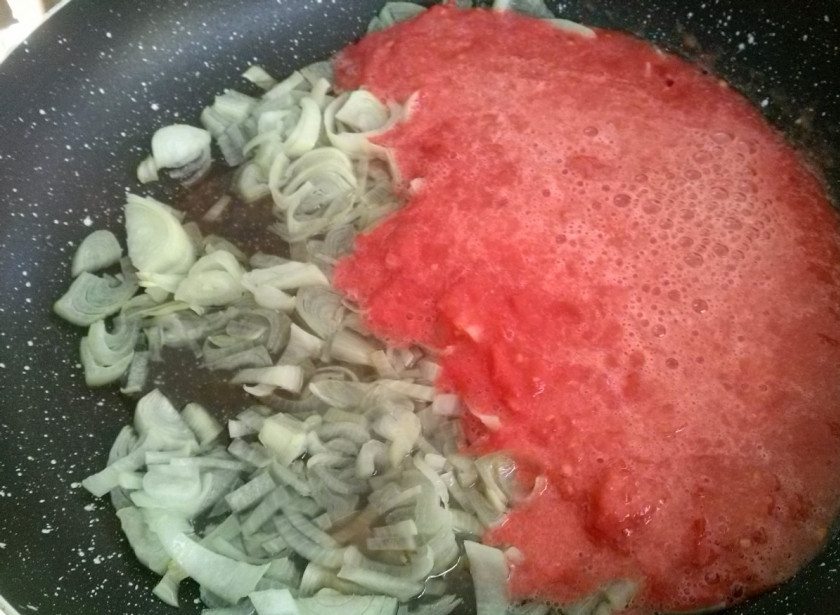 1. Этап. Рататуй из баклажанов и кабачков: 3. Для соуса лук измельчите и обжарьте до полупрозрачности на растительном масле. Измельчите три помидора с помощью блендера в пюре. Добавьте специи и томатное пюре к луку. Посолите, дайте покипеть 10 минут.