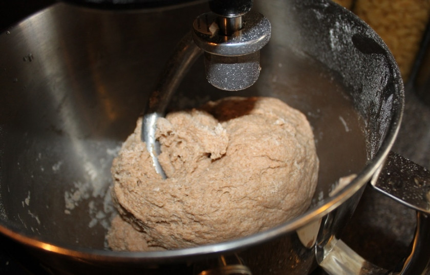 1. Этап. Хлеб из цельной пшеницы: 1. В большую миску влейте воду, масло растительное, всыпьте сахар, добавьте соль и мед. Перемешайте. Добавьте два стакана муки, перемешайте и всыпьте дрожжи. Всыпьте еще 4 стакана муки и хорошенько перемешайте при помощи миксера или комбайна до однородной массы.