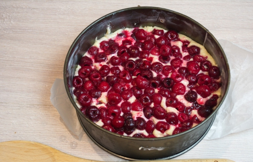 1. Этап. Бисквит с вишней: Разогрейте духовку до 200 градусов. Выпекайте бисквит с вишней в духовке около 40 минут (может понадобиться чуть больше времени). Готовность бисквитного коржа проверьте деревянной шпажкой.