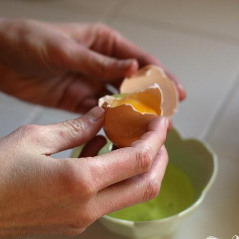 1. Этап. Бабушкин фруктовый пирог: Отделите желтки и белки. Желтки нам сейчас пригодятся, а белки отставьте в сторону.