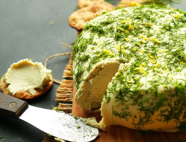 1. Этап. Вегетарианский сыр: Нарежьте мелко укроп и затем обваляйте в нем готовый сыр, чтобы получить красивую и ароматную оболочку.