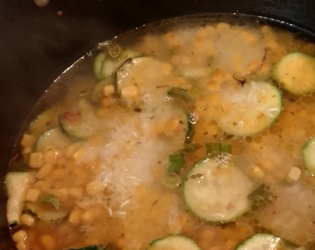 1. Этап. Рисовая запеканка из цуккини и кукурузы: Добавьте кукурузу, рис, укроп и оставшуюся соль. Влейте бульон, доведите до кипения, и, уменьшив огонь, томите под крышкой 20 минут до готовности риса.