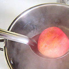 1. Этап. Пюре из персиков для грудничка: Такое пюре просто обожают очень многие малыши, поэтому обязательно приготовьте его. Персиковое пюре достаточно просто изготовить в домашних условиях. Свежие персики хорошо помойте. В сотейник налейте воды на пару сантиметров и доведите до кипения. Поместите туда персики примерно на 45 секунд.