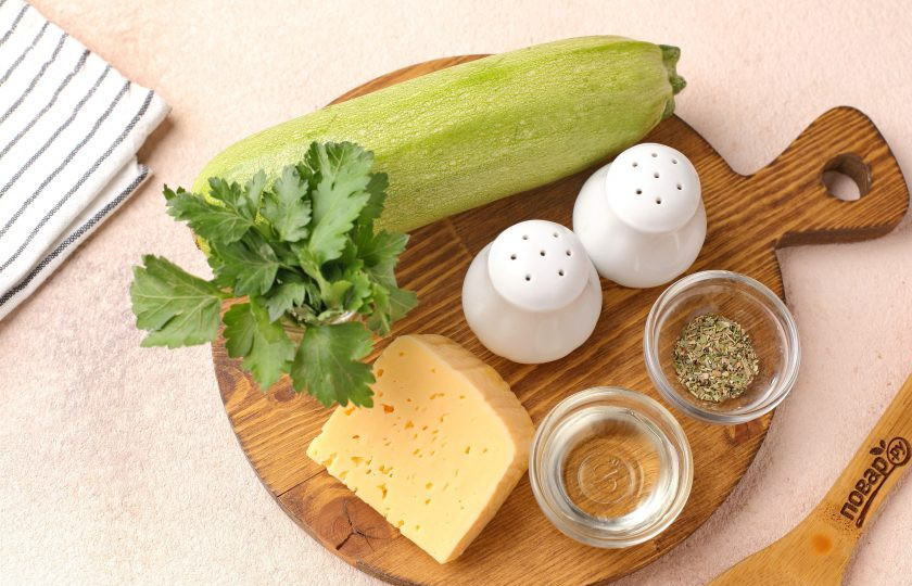 1. Этап. Кабачки дольками с сыром в духовке: Подготовьте все ингредиенты.