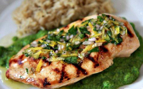 1. Этап. Курица с лимонной сальсой и гороховым пюре: 8. Разделить гороховую смесь среди тарелок. Сверху положить по одной куриной грудке, полить сальсой и подавать.