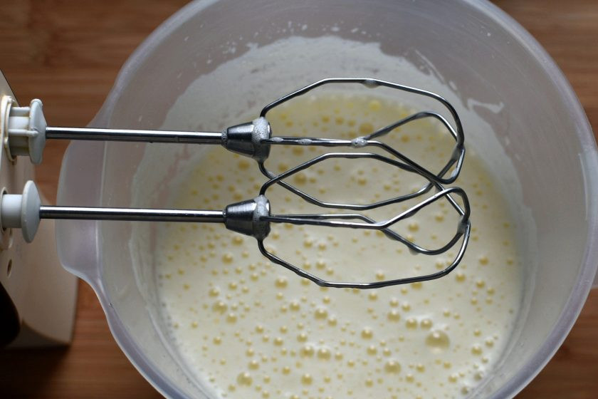 1. Этап. Маковый торт с йогуртовым муссом и белым шоколадом: Яйца взбейте с сахаром, теплой водой и солью в пышную пену.