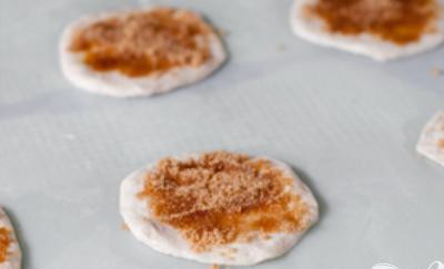 1. Этап. Булочки с корицей в глазури: 2. Аккуратно распрямить каждое печенье пальцами и смазать поверхность каждого небольшим количеством сливочного масла, около 1/2 чайной ложки. Высыпать чайную ложку коричневого сахара на каждое печенье, затем посыпать примерно половиной чайной ложки молотой корицы (и какао-порошка, если используется).