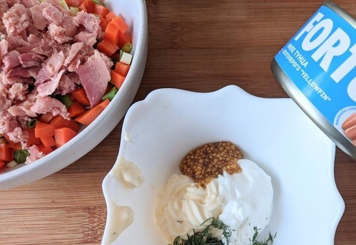 1. Этап. Салат из тунца с заправкой Оливера: Готовим заправку. Смешиваем майонез, йогурт, горчицу, рубленный укроп.