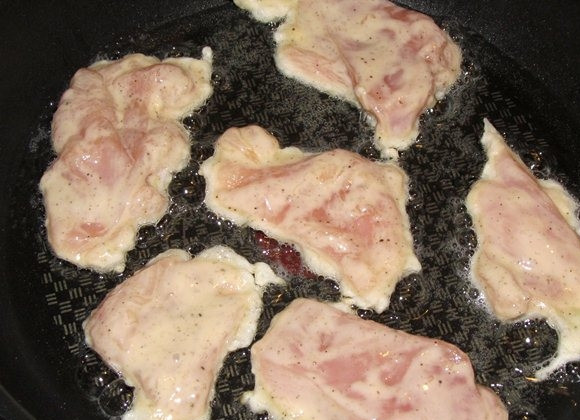 1. Этап. Жареная курица в кляре: Разогреваем сковороду с растительным маслом. Обжариваем филе в кляре с двух сторон до золотистой корочки.