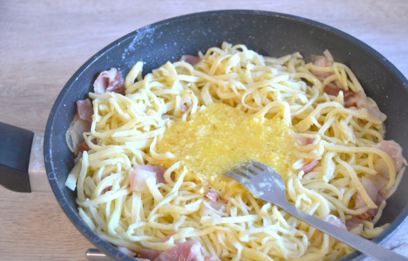 1. Этап. Классическая итальянская паста: Выложите пасту в сковороду, влейте яичную смесь и сразу снимите с огня, яйцо не должно свернуться. Можно долить немного отвара от пасты, размешайте.