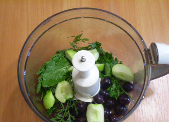 1. Этап. Зеленый коктейль для похудения: В чашу блендера складываем зелень, виноград, яблоки. Наливаем стакан воды.