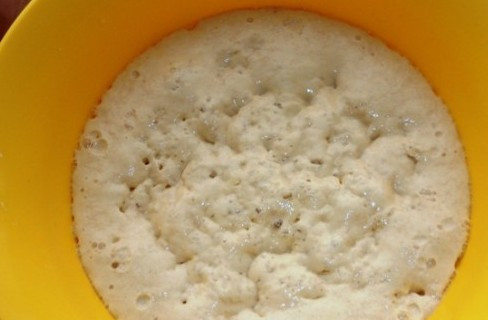 1. Этап. Фыдчин: Для начала приготовим опару. Насыпаем в миску несколько ложек муки, добавляем сахар, соль и сухие дрожжи, перемешиваем. Заливаем все это теплой водой или молоком (не выше 38 градусов), перемешиваем и оставляем в тепле на 15 минут.